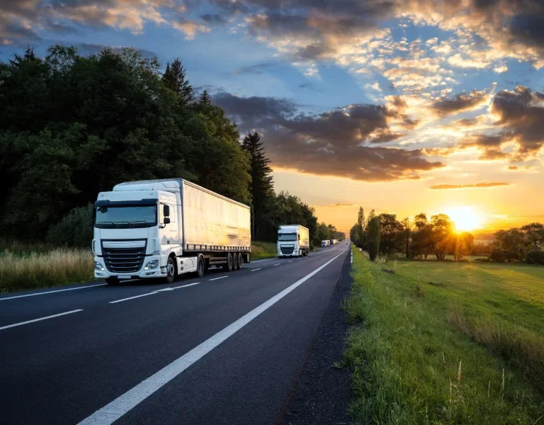 Lastbilar på väg – transport och upphämtning av pallar